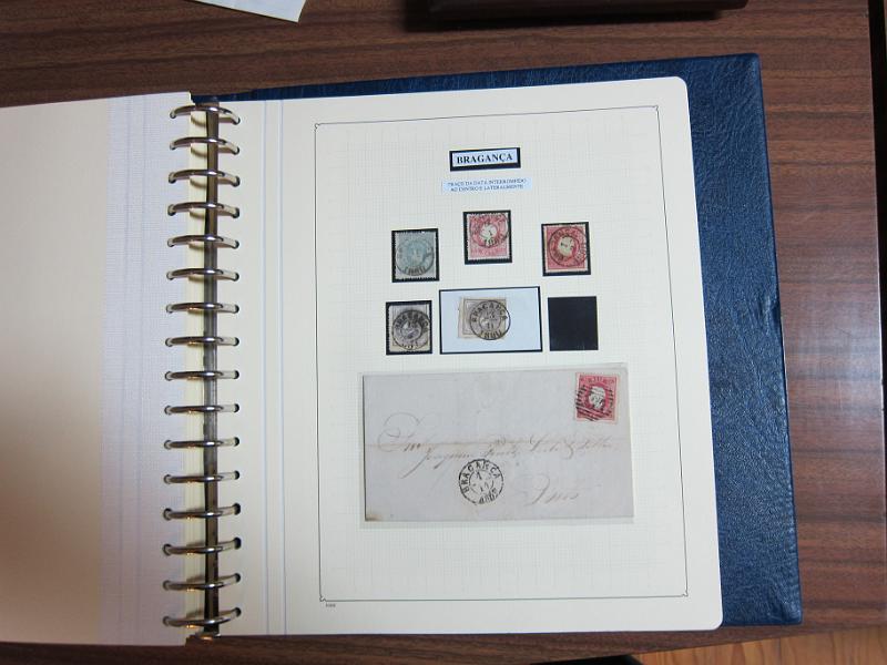 0019 (46).JPG -     Lote:    19      Marcofilia      Lotes Especiais       Descrição:         Portugal. Colecção especializada de carimbos de duplo círculo, tipo 1852, montada em 4 álbuns Lindner, com selos de diversas emissões e cartas, com estudo minucioso de cada marca. Lote a ver.         Lote       Valor Base:     &euro; 2.500,00     Valor Venda:     Retirado     